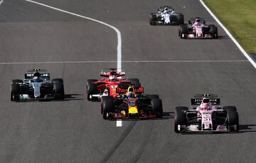 Esteban Ocón por delante de Daniel Ricciardo, Sebastian Vettel y Valtteri Bottas.