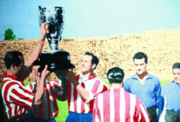 En 1947 el club pasó a llamarse Club Atlético de Madrid, adoptando además un nuevo escudo, similar al usado en 1917, pero con 4 rayas rojas. El primer partido oficial bajo el nuevo nombre, jugado el 6 de enero de 1947, correspondió a la derrota por 3-1 contra el Sabadell, jugado en el Estadio Metropolitano. En la imagen Riera, Mencía y Lozano levantan el tercer título de Campeón de Liga en la campaña 1949-1950.