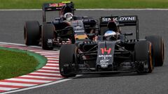 Fernando Alonso con el McLaren delante de Carlos Sainz y su Toro Rosso.
