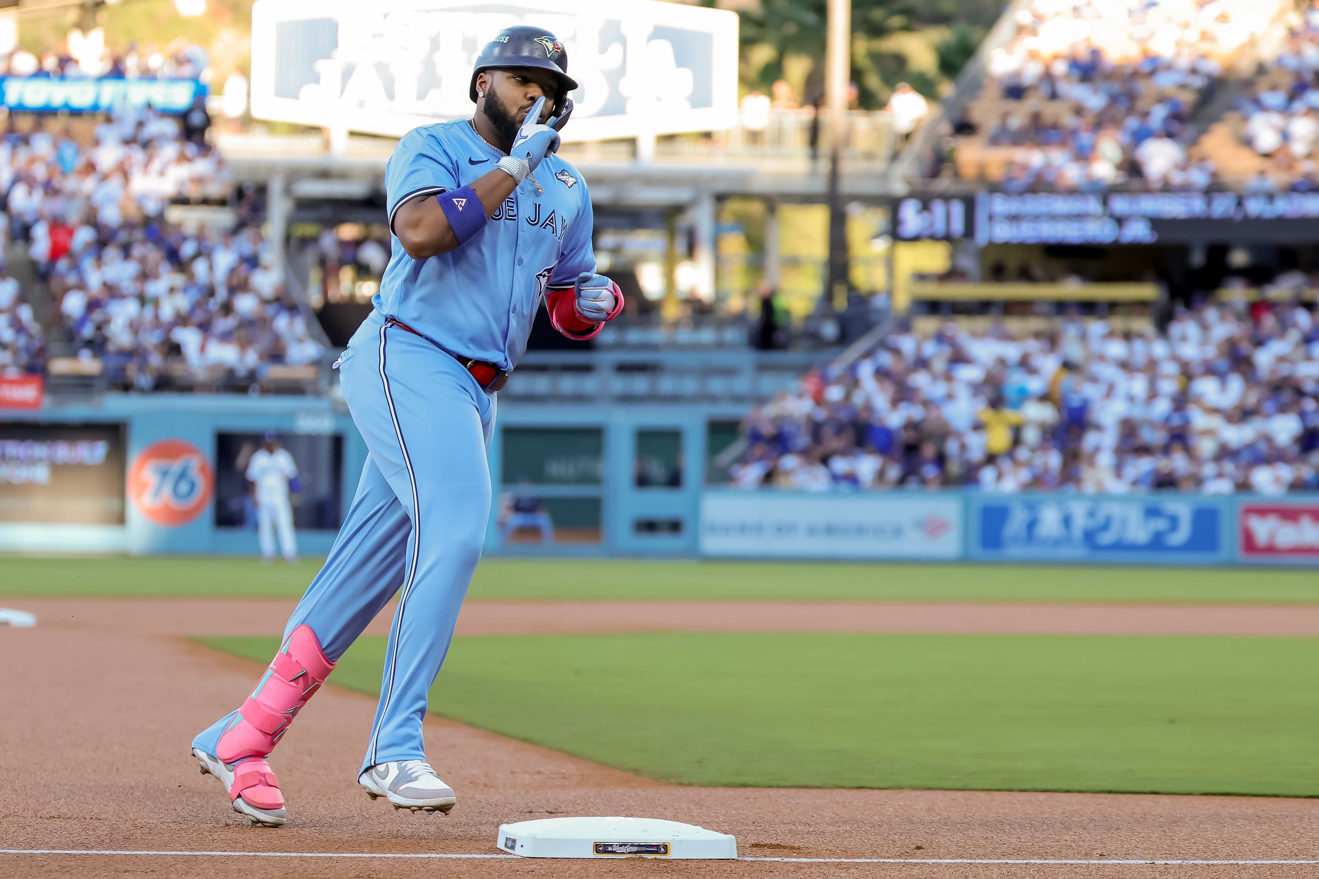 Blue Jays hacen historia en la Serie Mundial con dos cuadrangulares consecutivos para abrir el Juego 5