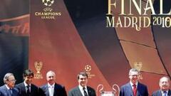 <b>FOTO DE FAMILIA. </b>Florentino, Raúl, Cruyff, Laporta, Ruiz-Gallardón, Gento, Villar y Butragueño flanquean la Champions junto al conductor del acto.