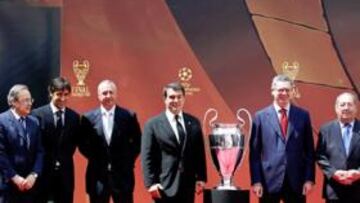 <b>FOTO DE FAMILIA. </b>Florentino, Raúl, Cruyff, Laporta, Ruiz-Gallardón, Gento, Villar y Butragueño flanquean la Champions junto al conductor del acto.