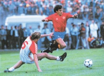 Equipación de la Selección Española entre 1983 y 1985. Victor Muñoz salta por encima de un contrario.