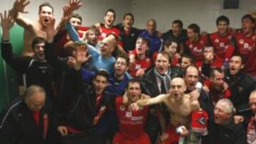 <b>ALEGRÍA DESBORDANTE. </b>Plantilla y cuerpo técnico celebraron por todo lo alto su acceso a los cuartos de final de la Copa del Rey en el vestuario de El Sardinero. No era para menos. Lo habían merecido.