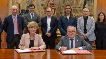 Mar¨ªa Iraburu, rectora de la Universidad de Navarra y Luis Sabalza han firmado el acuerdo.