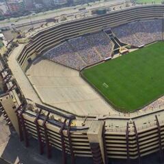 Universitario anuncia despidos masivos y negocia con el plantel