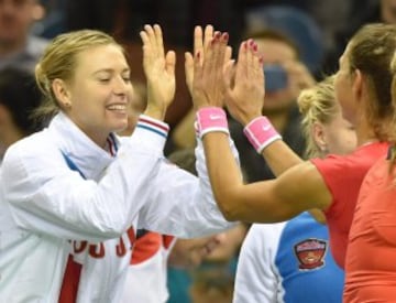 Maria Sharapova (L) celebra con Diatchenko (R) en el triunfo de Rusia ante Polonia por la Fed Cup. 
