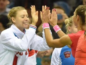 Maria Sharapova (L) celebra con Diatchenko (R) en el triunfo de Rusia ante Polonia por la Fed Cup. 