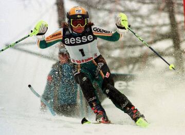 Pernilla Wiberg compite en el eslalon de la prueba de Copa del Mundo en Val d'Isere en diciembre de 1997.