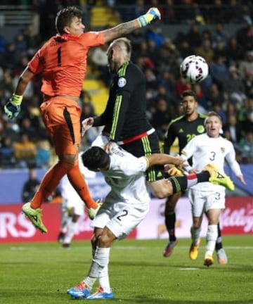 El portero boliviano Romel Javier Quiñónez (i) y su compañero Miguel Ángel Hurtado (c) luchan el balón con el delantero mexicano Vicente José Matías (d), durante el partido México-Bolivia, del Grupo A de la Copa América de Chile 2015, en el Estadio Sausalito de Viña del Mar, Chile, hoy 12 de junio de 2015. EFE/Carlos Succo