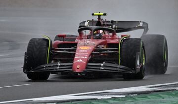 En una clasificación agitada por la lluvia, Carlos Sainz consigue la primera pole de su carrera en Fórmula 1 al haber logrado ser el único piloto en bajar en la Q3 del 1:41.