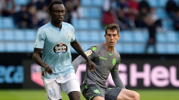 GRAF9599. VIGO (PONTEVEDRA), 01/11/2018.-El centrocampista danés del Celta de Vigo Pione Sixto (i) pelea un balón, con el centrocampista belga de la Real Sociedad Adnan Januzaj en el partido de ida de dieciseisavos de final de la Copa del Re