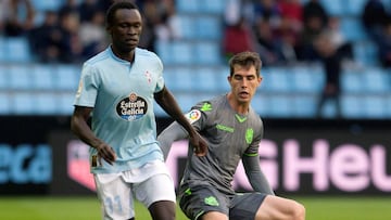 GRAF9599. VIGO (PONTEVEDRA), 01/11/2018.-El centrocampista dan&eacute;s del Celta de Vigo Pione Sixto (i) pelea un bal&oacute;n, con el centrocampista belga de la Real Sociedad Adnan Januzaj en el partido de ida de dieciseisavos de final de la Copa del Re