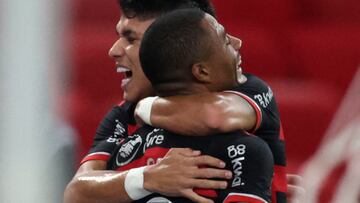 Soccer Football - Brasileiro Championship -  Flamengo v Sao Paulo - Estadio Maracana, Rio de Janeiro, Brazil - April 17, 2024 Flamengo's Nicolas de la Cruz celebrates scoring their second goal with teammate REUTERS/Ricardo Moraes