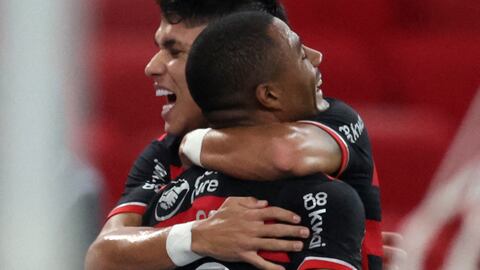 Soccer Football - Brasileiro Championship -  Flamengo v Sao Paulo - Estadio Maracana, Rio de Janeiro, Brazil - April 17, 2024 Flamengo's Nicolas de la Cruz celebrates scoring their second goal with teammate REUTERS/Ricardo Moraes