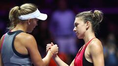 Las tenistas Caroline Wozniacki y Simona Halep se saludan tras un partido