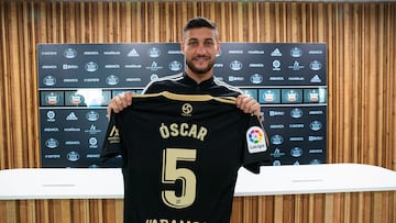 Óscar Rodríguez posa con la camiseta del Celta.