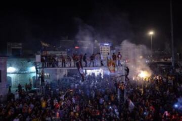 Fan芍ticos del equipo Galatasaray celebran, la Superliga de Campeones de Turqu赤a, en Estambul (Turqu赤a). El Galatasaray logr車 su vig谷simo t赤tulo de campe車n de la Liga turca, tras el empate (2-2) cosechado hoy por el Fenerbahce, segundo clasificado, en su visita al campo del Istanbul Basaksehir.