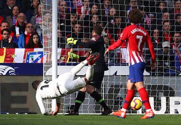 El brasileño marcó un gran gol de chilena tras el saque de esquina de Kroos que fue a la cabeza de Ramos, que dejó el balón para que Casemiro marcara el 0-1.