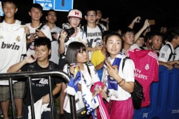 Cientos de aficionados chinos recibieron al Real Madrid.