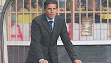 <b>IMPOTENCIA EN MÓNACO</b>. José Peseiro, segundo entrenador, junto a Carlos Queiroz.