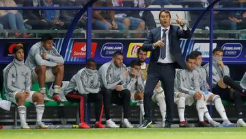 Vinicius Jr. observa a Lopetegui desde el banquillo