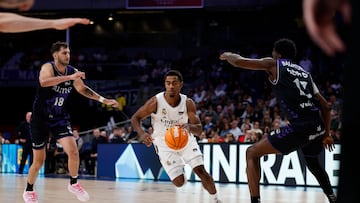 Theo Maledon, base francés del Real Madrid, ataca la canasta del Surne Bilbao Basket.