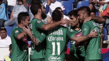 MEX01. PUEBLA (MÉXICO) 24/04/2016.- Pedro Canelo (d) de Jaguares de Chiapas, celebra con sus compañeros la anotación de un gol ante Puebla FC hoy, domingo 24 de abril de 2016, durante el partido correspondiente a la jornada 15 del Torneo de Clausura de la liga de fútbol mexicano en el Estadio Cuauhtémoc de la ciudad de Puebla (México). EFE/Hugo Ortuño