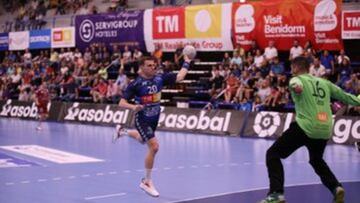 Ramiro Martínes en uno ataque del Benidorm.