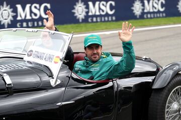 El piloto asturiano llegó al circuito belga en este vehículo clásico.