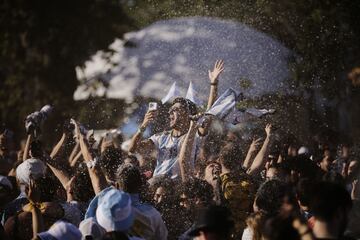 Miles de aficionados celebran en Buenos Aires el pase a la final del Mundial de Qatar 2022.