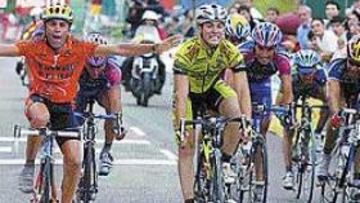 <b>DUELO DE FUERZA.</B> David Etxebarria bate en la meta a De la Fuente.