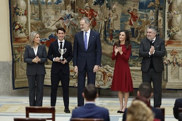 Bojan Krkic, exfutbolista español, recibe el Premio Nacional del Deporte en representación de Lamine Yamal. 