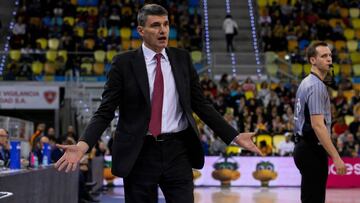 GRAFCAN561. LAS PALMAS DE GRAN CANARIA, 03/02/2019.- El entrenador del Kirolbet Baskonia, Velimir Perasovic, durante el partido frente al Herbalife Gran Canaria de la 19 jornada de la Liga Endesa. EFE/ Quique Curbelo