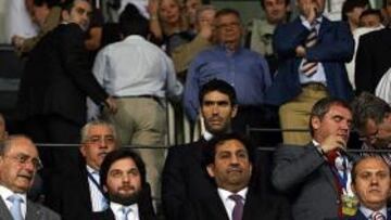 <b>AMBICIÓN. </b>Ghubn y Al-Thani junto a Del Nido y el alcalde, en el Málaga-Sevilla de Liga.