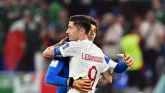 Doha (Qatar), 22/11/2022.- Goalkeeper Guillermo Ochoa of Mexico (L) and Robert Lewandowski of Poland (R) react after the FIFA World Cup 2022 group C soccer match between Mexico and Poland at Stadium 947 in Doha, Qatar, 22 November 2022. (Mundial de Fútbol, Polonia, Catar) EFE/EPA/Noushad Thekkayil
