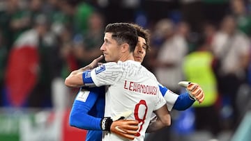 Doha (Qatar), 22/11/2022.- Goalkeeper Guillermo Ochoa of Mexico (L) and Robert Lewandowski of Poland (R) react after the FIFA World Cup 2022 group C soccer match between Mexico and Poland at Stadium 947 in Doha, Qatar, 22 November 2022. (Mundial de Fútbol, Polonia, Catar) EFE/EPA/Noushad Thekkayil
