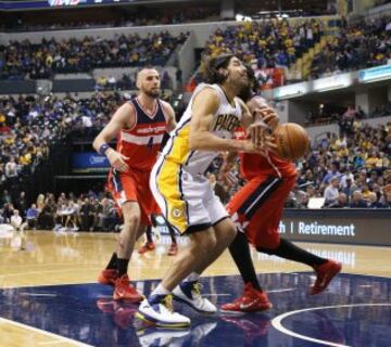 Luis Scola parado en falta por el brasileño Nene.