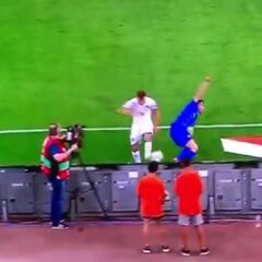 Pelotazo tremendo a la cara de un recogepelotas de Barella