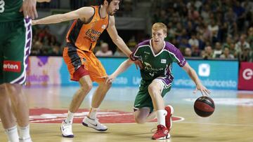 Alberto Díaz, del Unicaja, en un duelo de esta temporada ante el Valencia Basket.