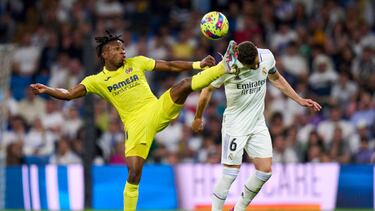 MADRID, SPAIN - APRIL 08: Nacho Fernandez of Real Madrid CF battle for the ball with Samu Chukwueze of Villarreal CF during the LaLiga Santander match between Real Madrid CF and Villarreal CF at Estadio Santiago Bernabeu on April 08, 2023 in Madrid, Spain. (Photo by Diego Souto/Quality Sport Images/Getty Images)
