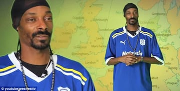 Snoop no podía irse de Gales sin antes portar la playera de uno de los equipos más tradicionales de aquel país.