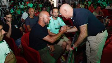 Higuera y José Alberto se saludan durante la presentación de las camisetas.