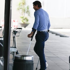 Primera imágen de Rafa Nadal con muletas