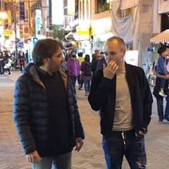 El reencuentro en Japón de Iniesta y Jordi Évole