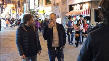 Andr&eacute;s Iniesta se reencuentra con Jordi &Eacute;vole en Jap&oacute;n.