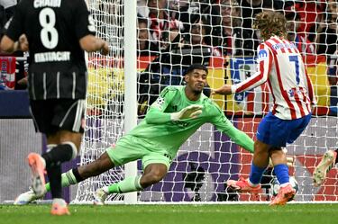Antoine Griezmann anotó el 3-0 y el gol 200 con el Atlético. El Metroplitano puesto en pie para homenajear a su ídolo, que mostró una camiseta con el dorsal 200. Una noche que, de momento, es un sueño en el estadio rojiblanco.