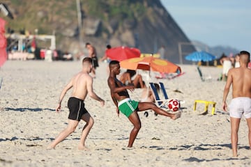 Vinicius disfruta de sus vacaciones en las playas de Río