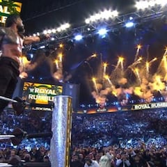 Roman Reigns y Liv Morgan van a Wrestlemania