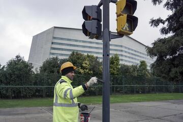 Trabajadores municipales arreglan y adornan  los semáforos de la avenida anexa al lugar del enlace entre Leo Messi y Antonella Roccuzzo.